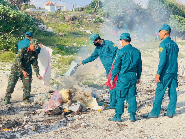 La zone économique spéciale de Ly Son lance sa campagne « Dimanche vert » pour embellir tout, des îles et des plages aux sites historiques - Photo 2. Đặc khu Lý Sơn ra quân Ngày chủ nhật xanh làm đẹp từ biển đảo đến di tích- Ảnh 2.