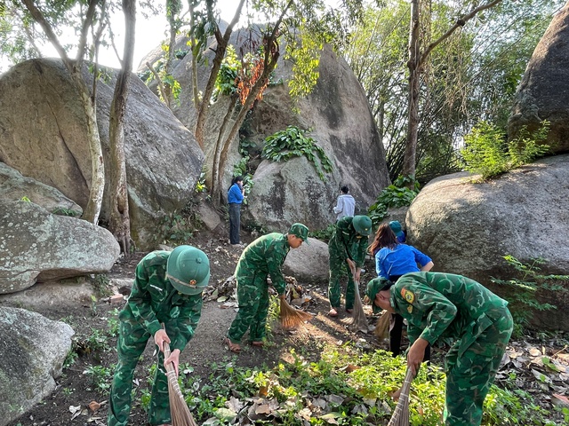 La zone économique spéciale de Ly Son lance la campagne Green Sunday pour embellir tout, des îles et des plages aux sites historiques - Photo 5. Đặc khu Lý Sơn ra quân Ngày chủ nhật xanh làm đẹp từ biển đảo đến di tích- Ảnh 5.