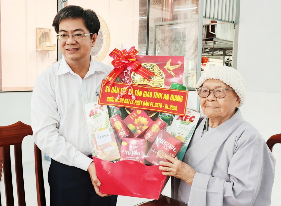 Thăm, chúc mừng đại lễ Phật đản các chức sắc Phật giáo tiêu biểu