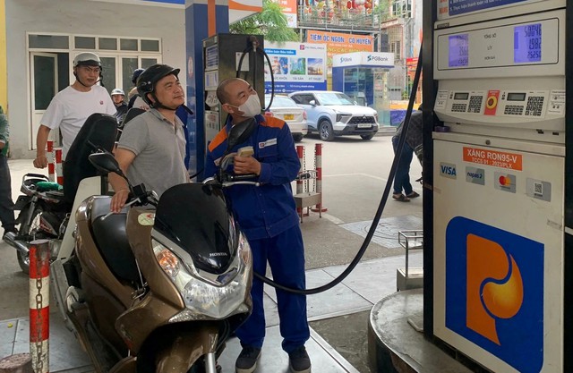 Vì sao không nên để xe gần cạn xăng mới đi đổ? - Ảnh 3.