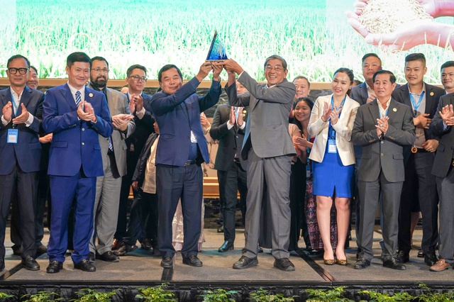 Beras Vietnam: daripada yang paling sedap hingga yang 'paling hijau' di dunia - Foto 1. Gạo Việt từ ngon nhất đến 'xanh' nhất thế giới- Ảnh 1.