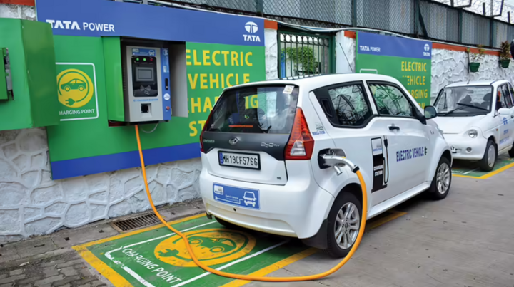 یک ایستگاه شارژ خودروی برقی در یک منطقه مسکونی در هند. (عکس: Tata Power)
