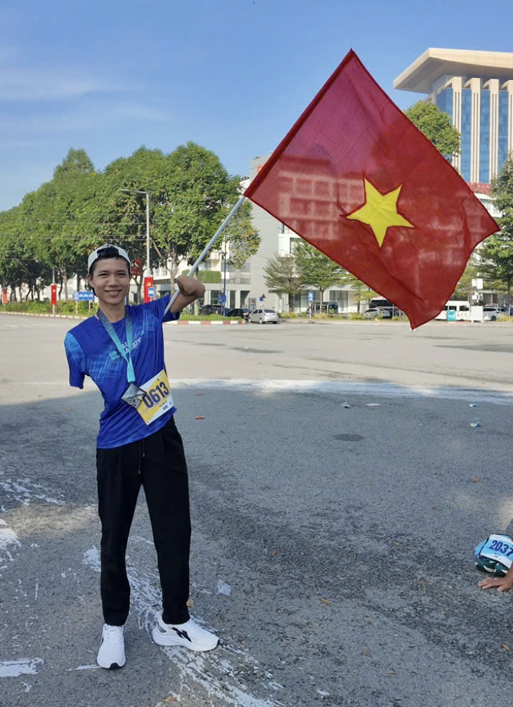 Anh nông dân không tay lạc quan, vui sống - Ảnh 3.