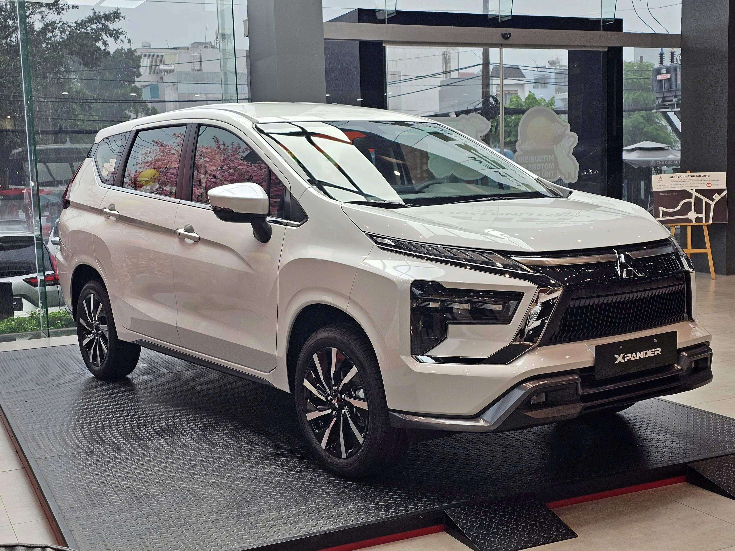 Které sedmimístné MPV (benzínové nebo naftové) se v dubnu prodávalo nejlépe? - Obrázek 1. Xe MPV 7 chỗ máy xăng, dầu nào bán chạy nhất tháng 4? - Ảnh 1.