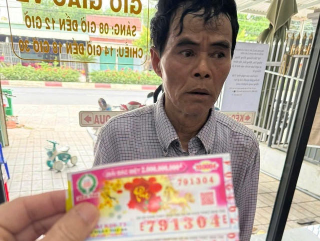 Người bán vé số dạo ở Tây Ninh bị lừa vé số giả đổi tiền- Ảnh 1.