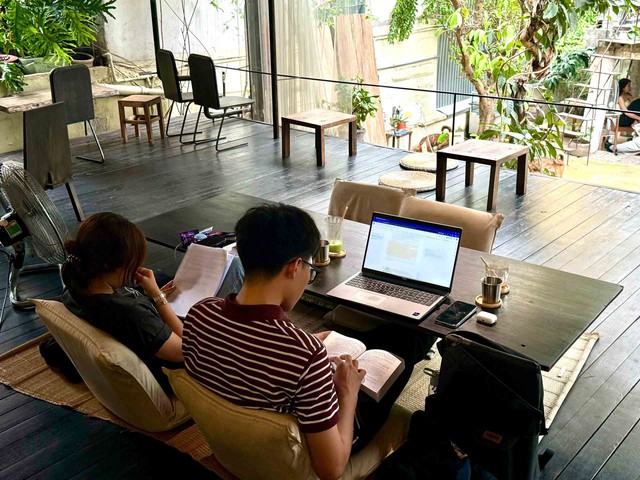 Khi người trẻ “biến” quán cà phê thành... văn phòng di động - Ảnh 1.