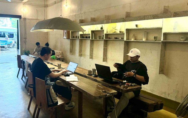 Khi người trẻ “biến” quán cà phê thành... văn phòng di động - Ảnh 2.