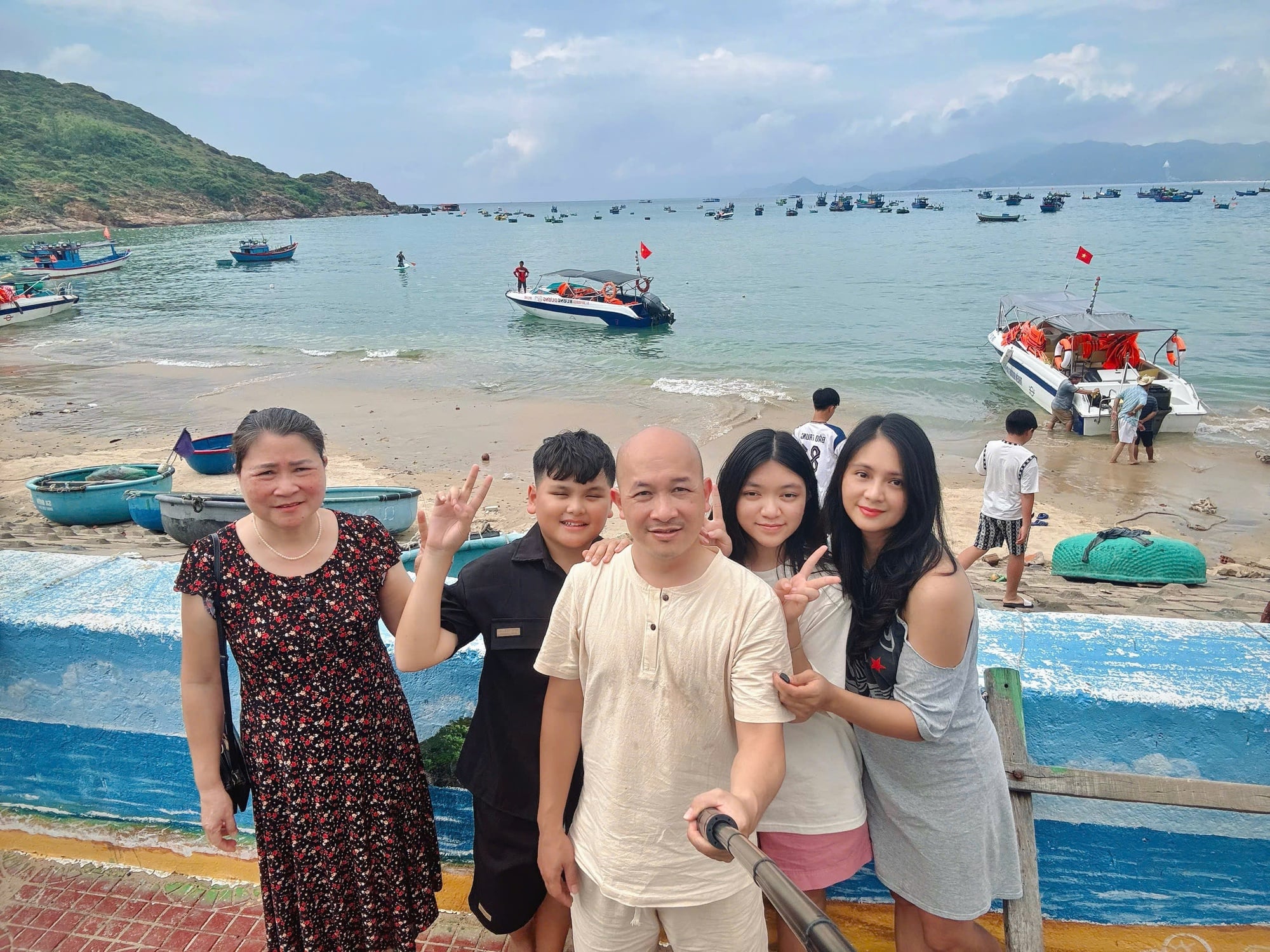 Cha mẹ tự tổ chức tour nghỉ hè cho con- Ảnh 2.