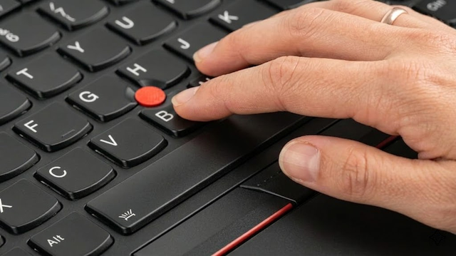Bí mật sau 'chấm đỏ' huyền thoại trên bàn phím laptop ThinkPad - Ảnh 1.