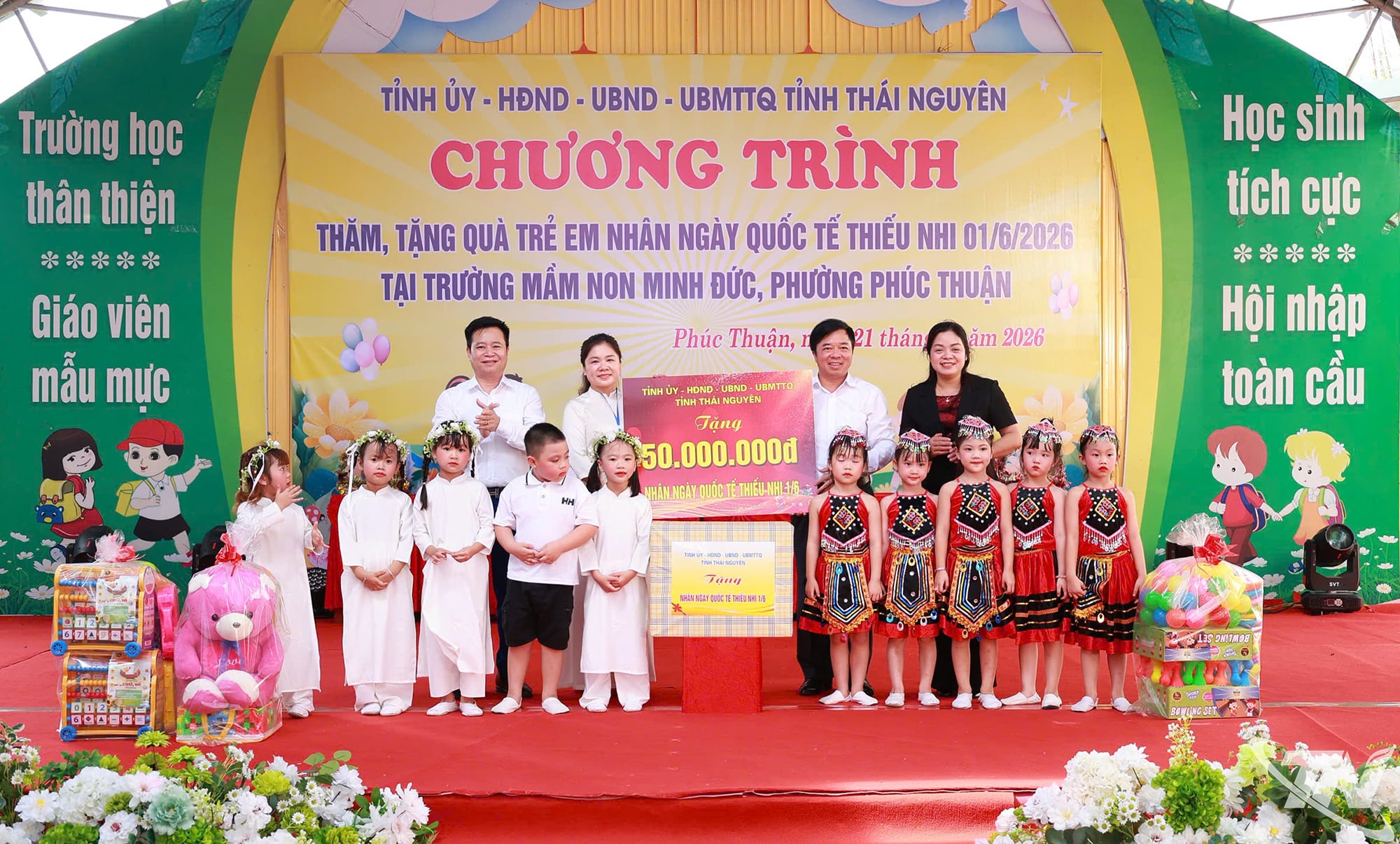 Đoàn công tác của tỉnh tặng quà nhân dịp Quốc tế thiếu nhi 1-6 cho Trường Mầm non Minh Đức, Phường Phúc Thuận.
