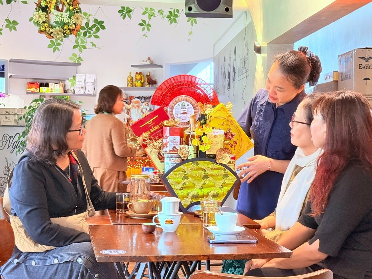 Presentes de Tet feitos com produtos OCOP estão se tornando uma escolha popular para muitas pessoas. Foto: V.H. Quà Tết từ các sản phẩm OCOP đang là xu hướng được nhiều người lựa chọn. Ảnh: V.H.