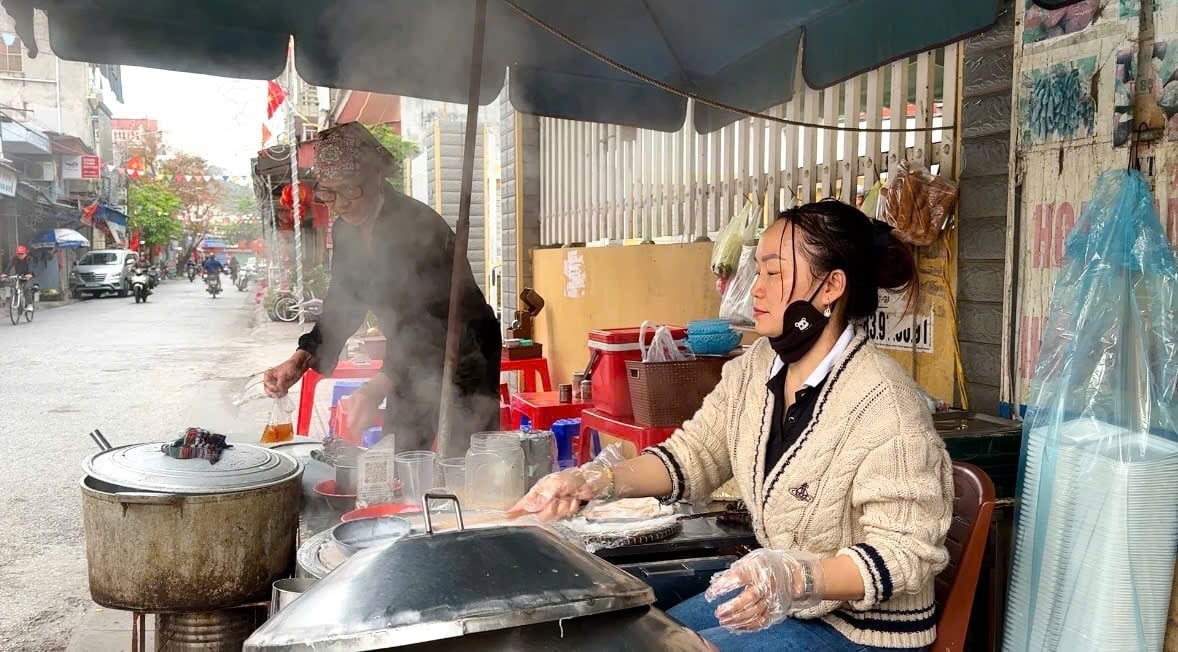 Chị Phạm Thị Hảo, chủ quán bánh cuốn tôm gia truyền (phố Hải Sơn), phường Đồ Sơn. Ảnh: Nguyễn Dương.