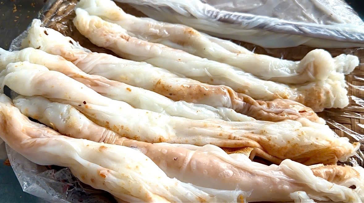 Lớp bánh mỏng thơm, dai nhẹ, ôm trọn phần nhân bên trong, tạo nên cảm giác mướt mượt ngay từ miếng chạm đầu tiên. Ảnh: Nguyễn Dương.