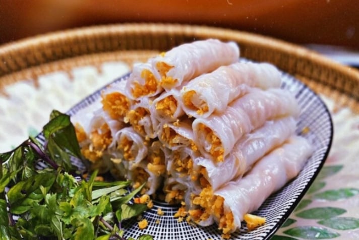 Bánh cuốn tôm Đồ Sơn từ nét văn hóa ẩm thực của ngư dân, theo thời gian bước ra không gian ẩm thực đường phố và trở thành món ăn quen thuộc với du khách. Ảnh: vedoirong.com.