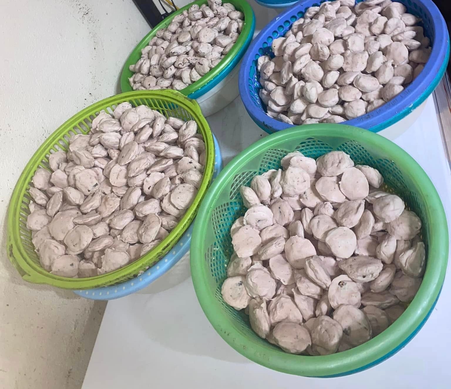 Viên mọc được vớt lên khỏi nồi khi vừa chế biến xong. Ảnh: Đỗ Trường.