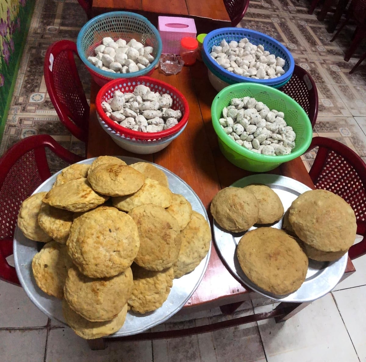Chả và mọc được 'hong' khô trước khi đưa vào bát bún. Ảnh: Đỗ Trường.