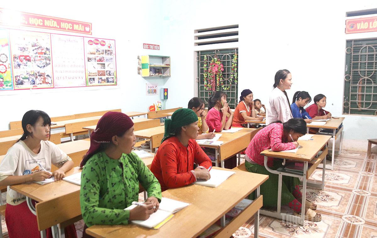 Một lớp học xóa mù chữ tại xã Lũng Cú.