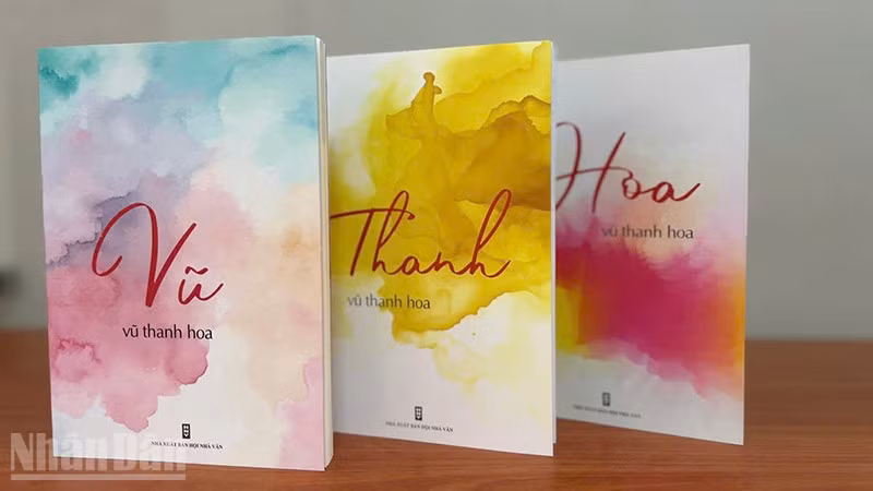 Obálka tří svazků básníka Vu Thanh Hoa. (Foto: LINH BAO)