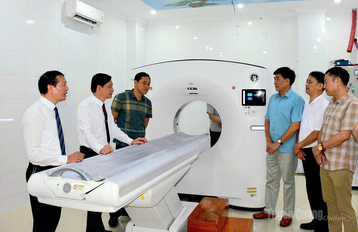 Các đại biểu tham quan hệ thống máy chụp cắt lớp vi tính 64 lát cắt.