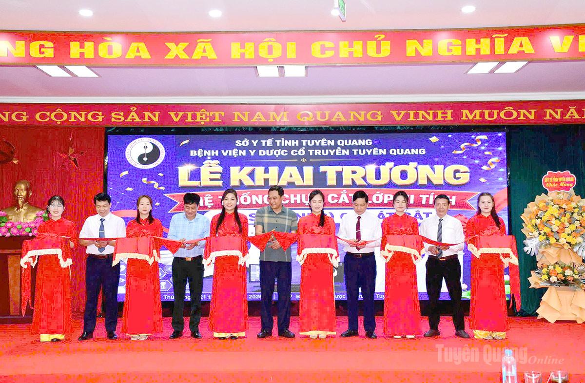 Các đại biểu cắt băng khai trương hệ thống máy chụp cắt lớp vi tính 64 lát cắt.