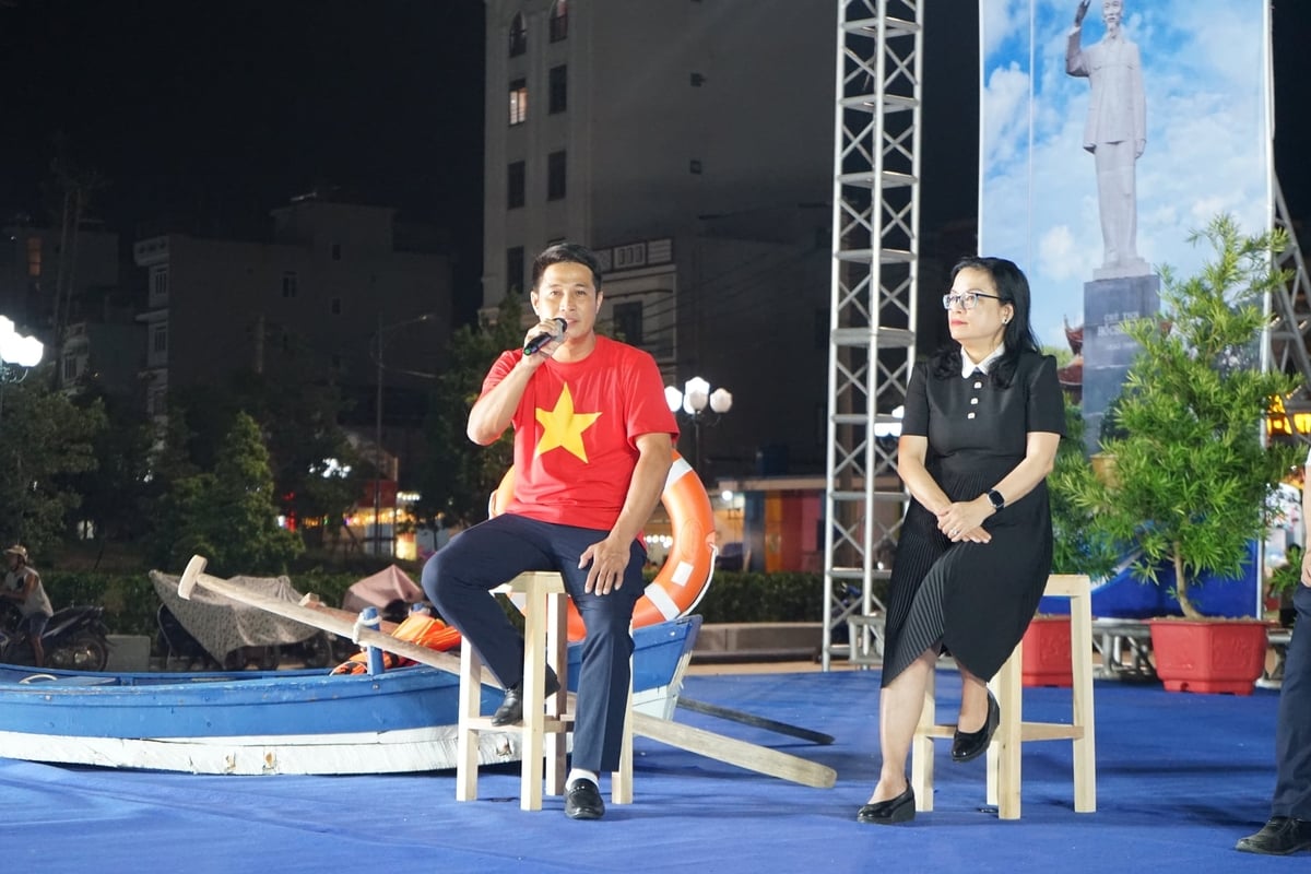 Anh Nguyễn Bá Ngọc, Chủ tịch Hội đồng quản trị Công ty cổ phần Mực nhảy Biển Đông (áo đỏ) cho rằng, rào cản lớn nhất hiện nay là thiếu cơ chế tín dụng và bảo hiểm dành riêng cho nuôi biển công nghệ cao. Ảnh: Nguyễn Thành.