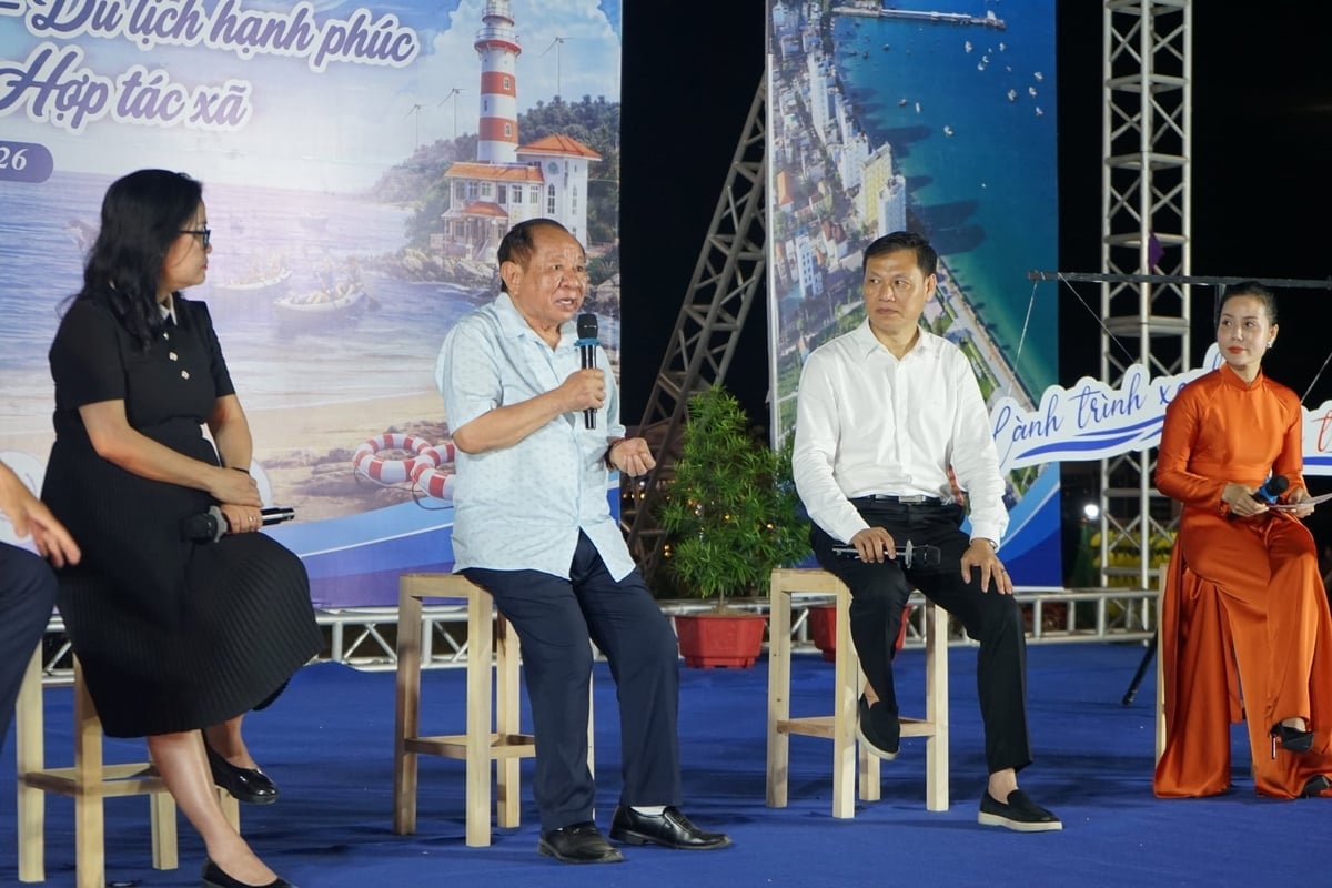 PGS.TS Nguyễn Hữu Dũng (thứ 2 từ trái sang), Chủ tịch Hiệp hội Nuôi biển Việt Nam cho rằng, nuôi biển hiện đại không chỉ là nuôi hải sản mà phải gắn với bảo vệ môi trường và phát triển cộng đồng. Ảnh: Nguyễn Thành.