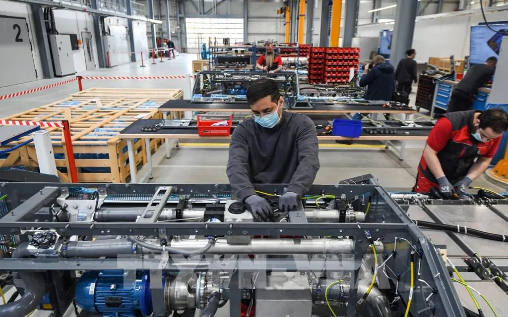 Ouvriers dans une usine à Herten, en Allemagne. Photo : AFP/VNA Công nhân làm việc tại nhà máy ở Herten, Đức. Ảnh: AFP/ TTXVN