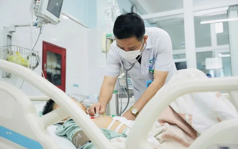 Bác sĩ khám lại cho bệnh nhi sau phẫu thuật. Ảnh: BVCC
