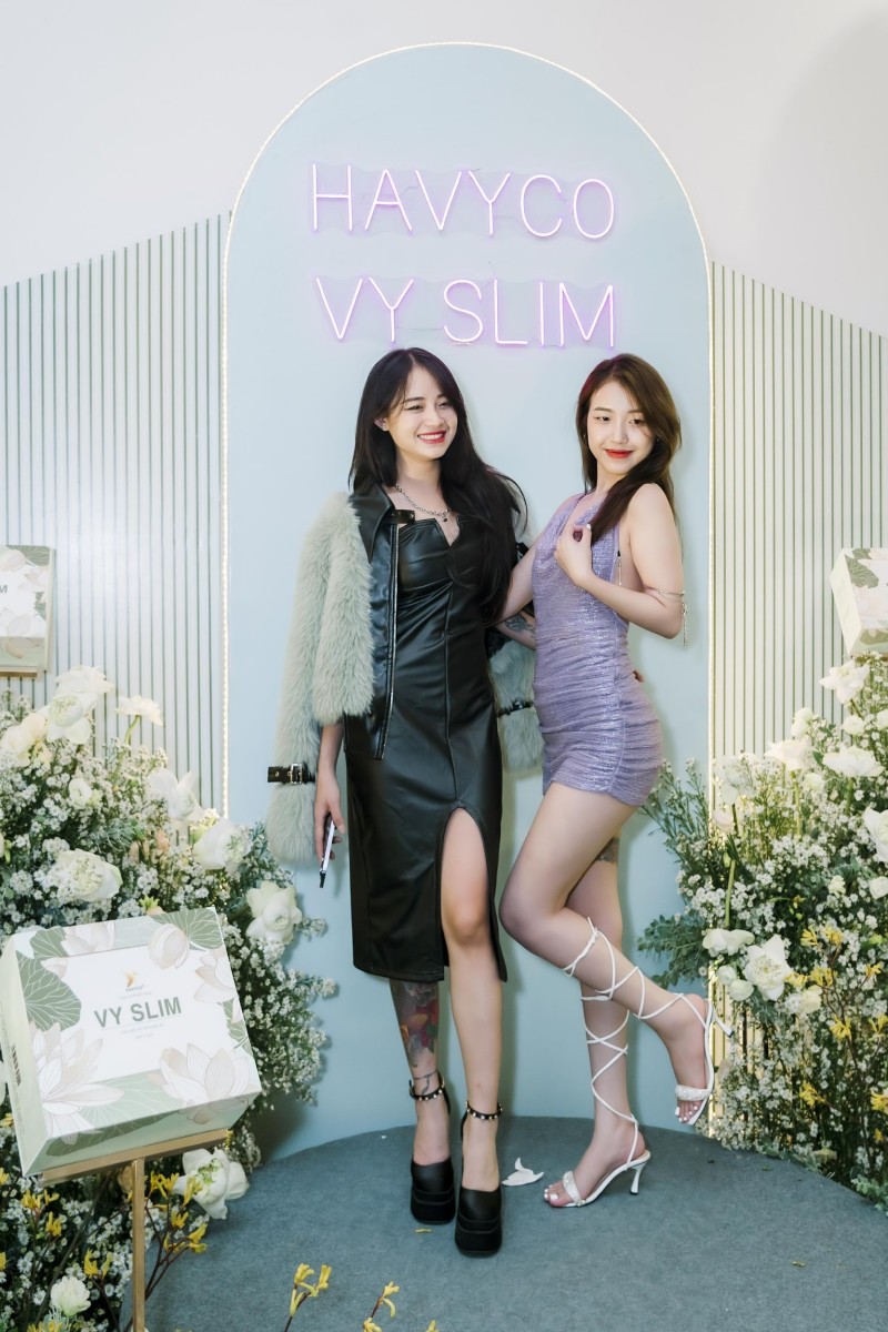 Láo Soái Nhi khoe dáng với đầm đen cá tính.