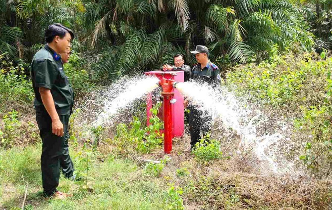 Nhân viên vườn chim Bạc Liêu khởi động nguồn nước tạo độ ẩm. Nhân viên vườn chim Bạc Liêu khởi động nguồn nước tạo độ ẩm.