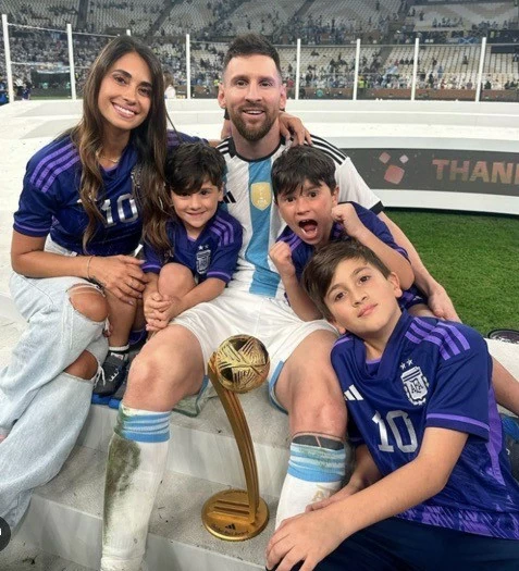 Sau ánh đèn sân cỏ: WAG làm gì khi đến World Cup?