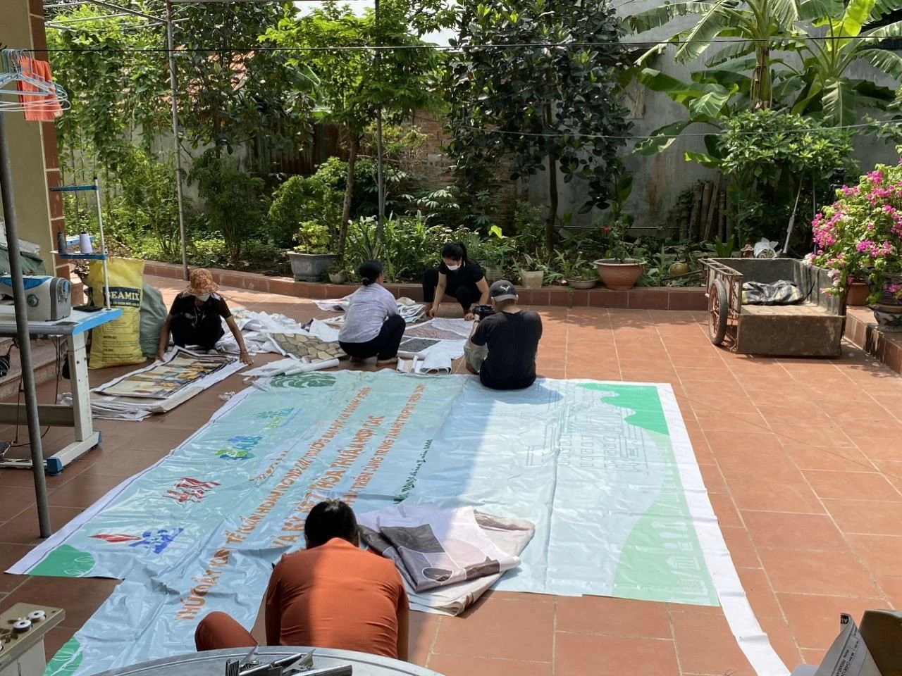 Các sản phẩm tái chế mang đến nguồn thu nhập cho những người phụ nữ yếu thế. (Nguồn: Gaea)