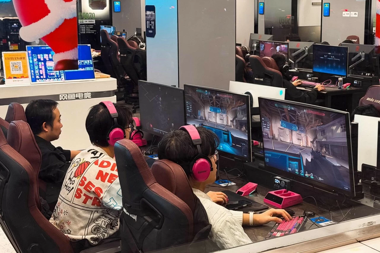 Người dùng chơi game tại quán Internet Wangyu ở Thượng Hải, Trung Quốc, năm 2025. (Nguồn: VCG) Người dùng chơi game tại quán Internet Wangyu ở Thượng Hải, Trung Quốc, năm 2025. (Nguồn: VCG)