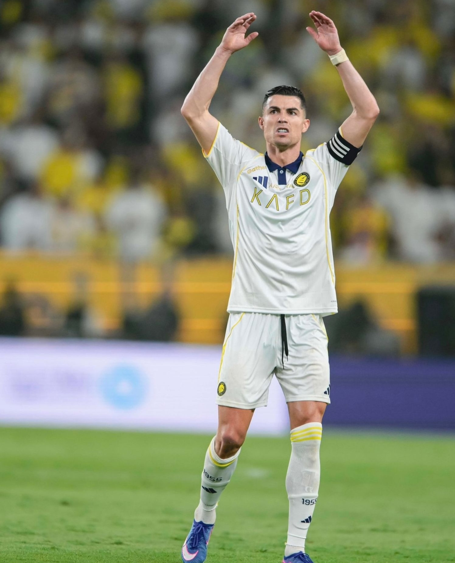 https://static-images.vnncdn.net/vps_images_publish/000001/000003/2026/5/22/ronaldo-bat-khoc-khi-giup-al-nassr-gianh-chuc-vo-dich-226.jpg