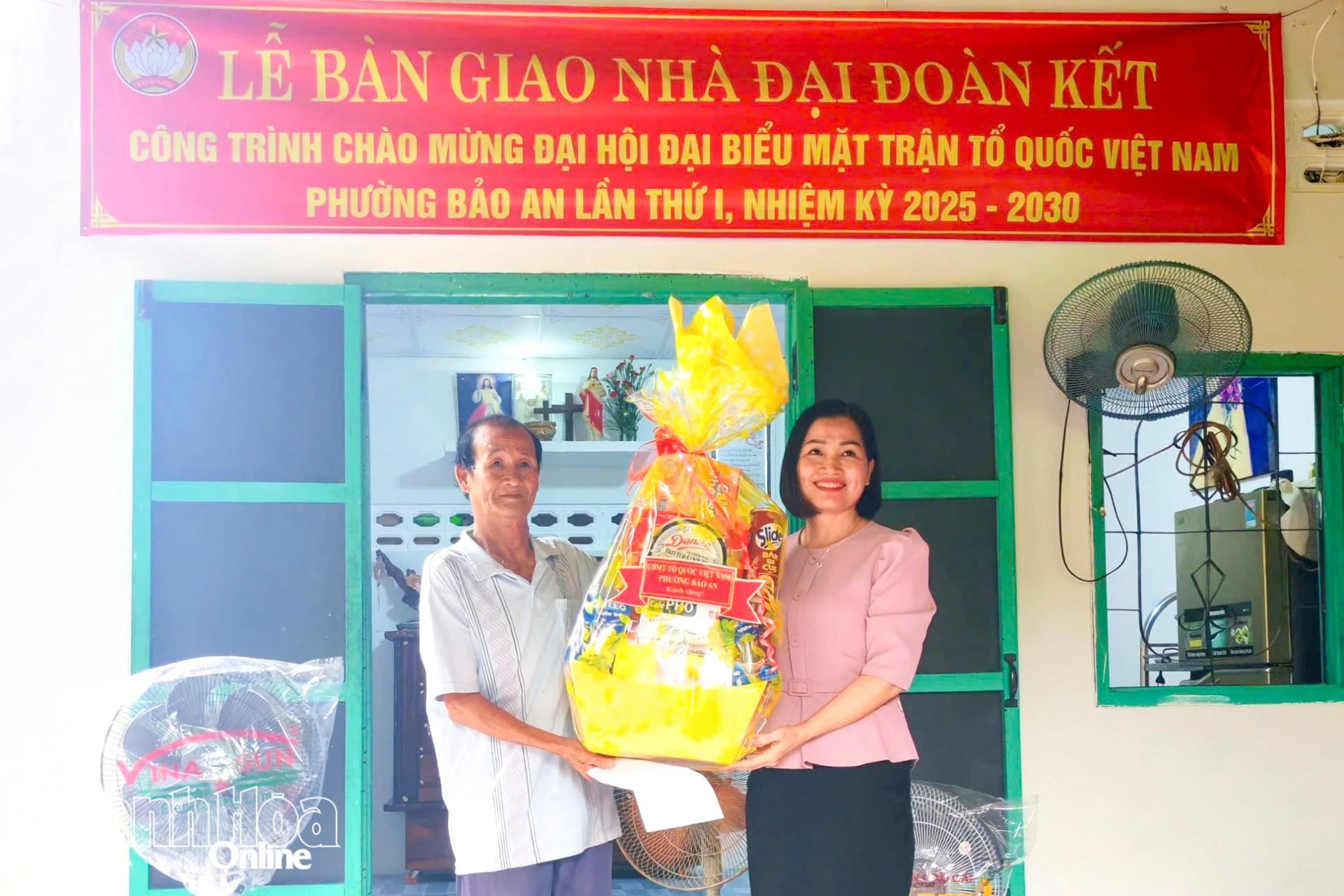 Lãnh đạo Ủy ban MTTQ Việt Nam phường Bảo An tặng quà cho ông Nguyễn Lượng tại lễ bàn giao nhà Đại đoàn kết.