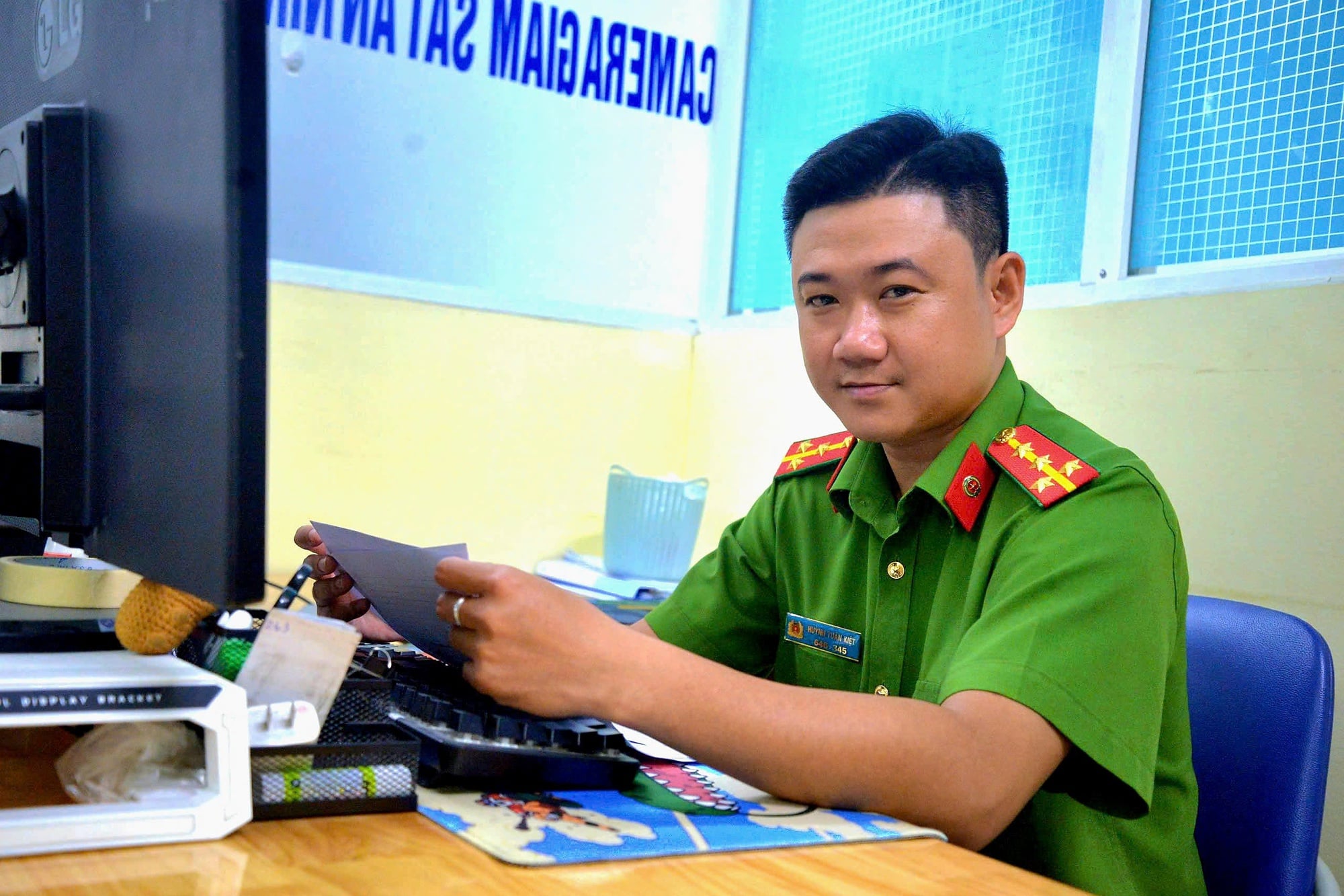ກັບຕັນ ຮວິ່ງ ຕວນກຽດ ຊ່ວຍຊີວິດເດັກນ້ອຍອາຍຸ 13 ເດືອນ ຈາກໄຟໄໝ້ທີ່ຮຸນແຮງ - ຮູບທີ 2. Đại úy Huỳnh Tuấn Kiệt cứu bé 13 tháng tuổi giữa lửa dữ - Ảnh 2.