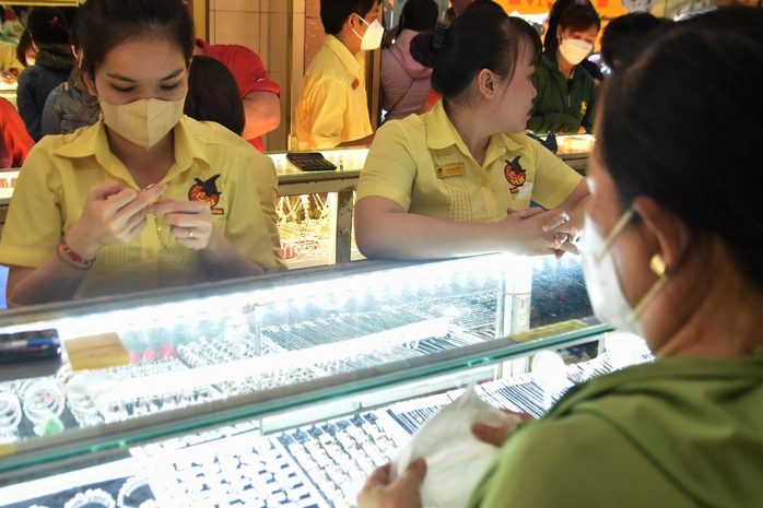 Giá vàng hôm nay 22-5: Tiếp tục nóng lên - Ảnh 1.