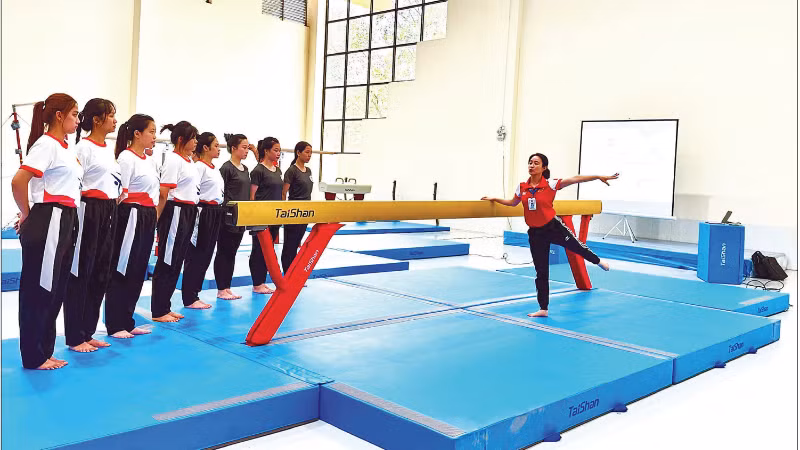 Školení pro učitele a studenty katedry tělesné výchovy na Univerzitě tělesné výchovy a sportu Bac Ninh s podporou digitálních technologií.