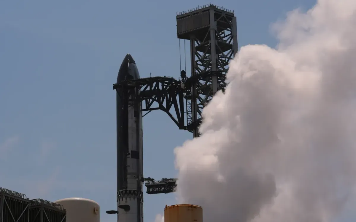 El cohete Starship de SpaceX se prepara para un vuelo de prueba en Starbase, Texas, EE. UU., el 20 de mayo de 2026. (Foto: AP) Tên lửa Starship của SpaceX được chuẩn bị cho chuyến bay thử nghiệm tại Starbase, Texas, Mỹ, ngày 20/5/2026. (Ảnh: AP)