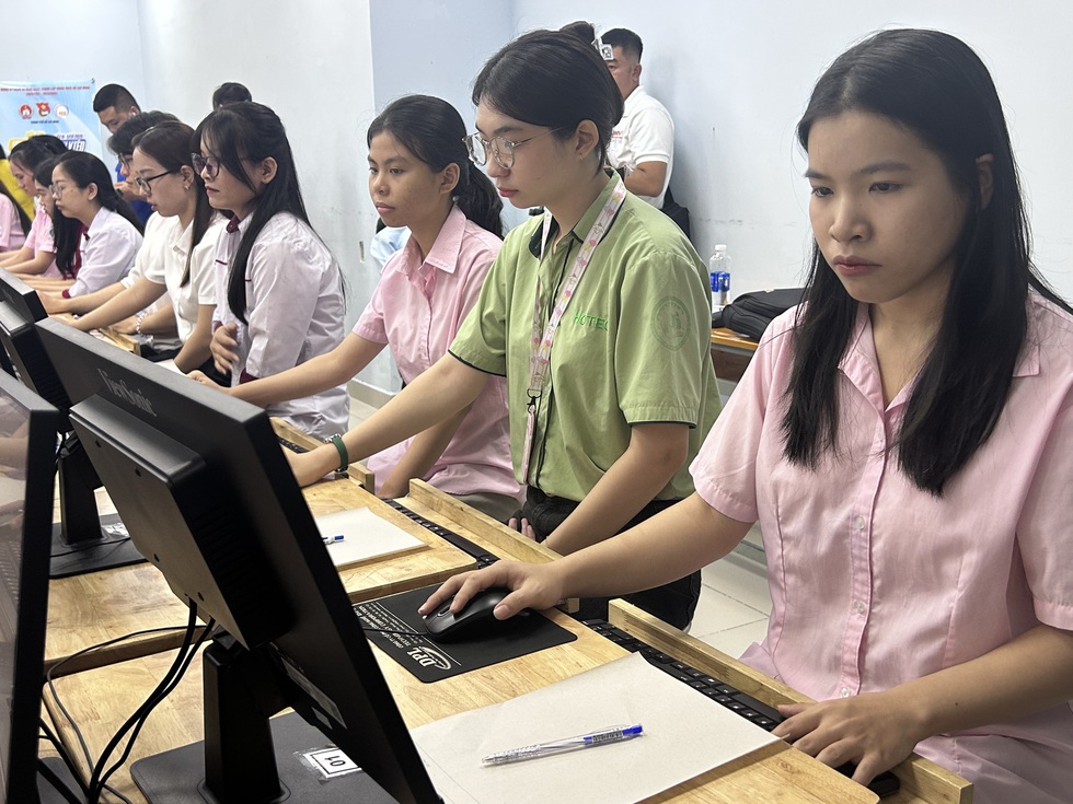 Vì sao thi giỏi nghề vẫn phải giỏi cả tiếng Anh? - Ảnh 1.