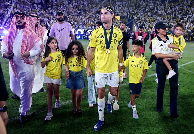 رونالدو فوقالعاده خوب بازی کرد و با النصر قهرمان لیگ برتر عربستان شد - عکس ۲. Ronaldo chơi cực hay, cùng Al Nassr vô địch Saudi Pro League- Ảnh 2.