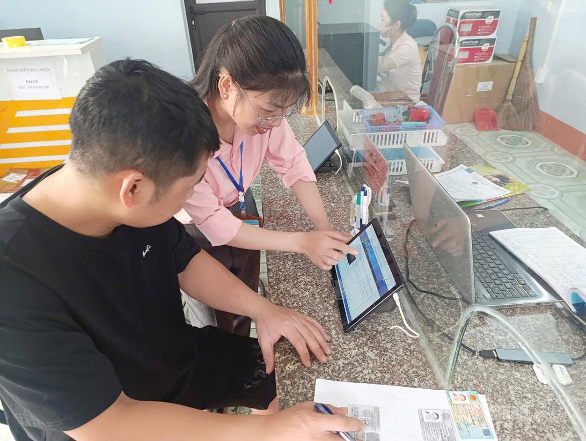 Công chức xã Tân Trịnh hướng dẫn người dân sử dụng dịch vụ công
trực tuyến để tự nộp hồ sơ, tra cứu thông tin trên môi trường số.