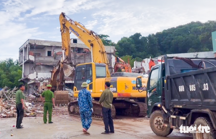 Cưỡng chế và tháo dỡ biệt thự trắng nổi tiếng ở Phú Quốc - Ảnh 2.