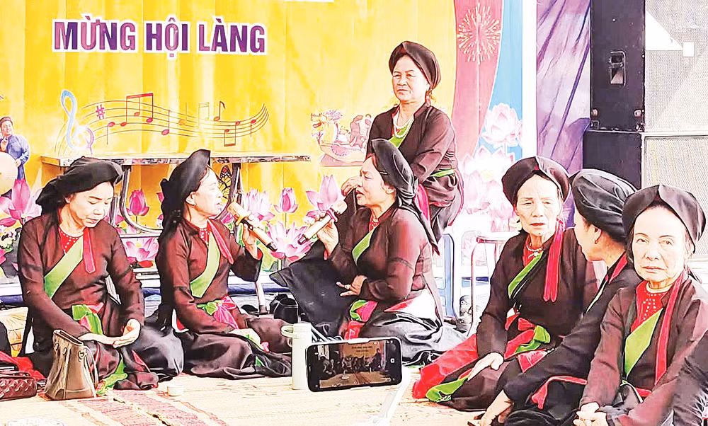 박닌의 젊은이들에게 꽌호 민요 창법을 전수하며 문화유산에 대한 열정을 키워나가고 있습니다. 사진: 문헌