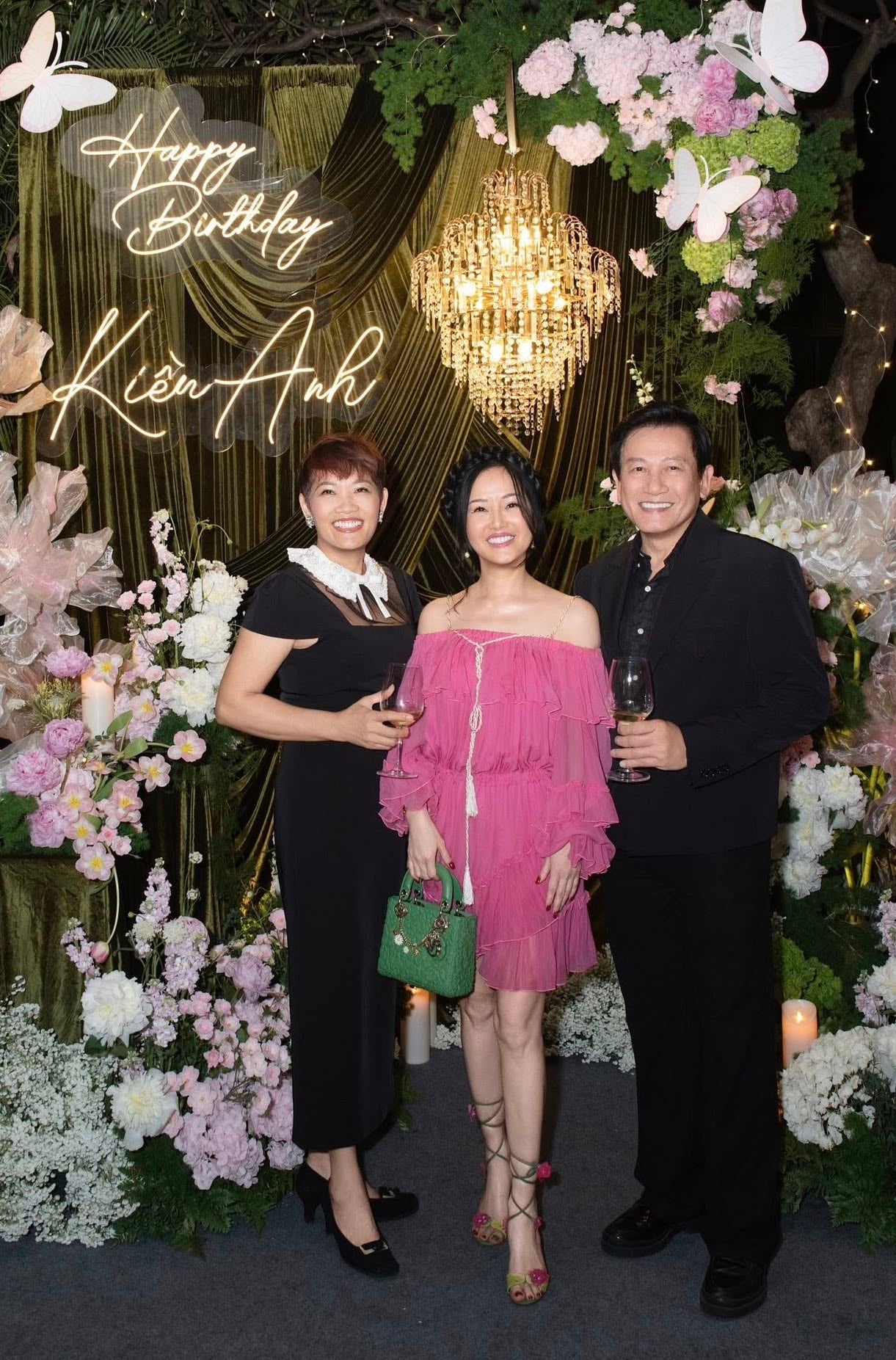 Ha Kieu Anh bersinar pada usia 50 tahun: Kecantikan awet muda Ratu Vietnam - Foto 2. Hà Kiều Anh tỏa sáng ở tuổi 50: Vẻ đẹp không tuổi của Hoa hậu Việt Nam - Ảnh 2.