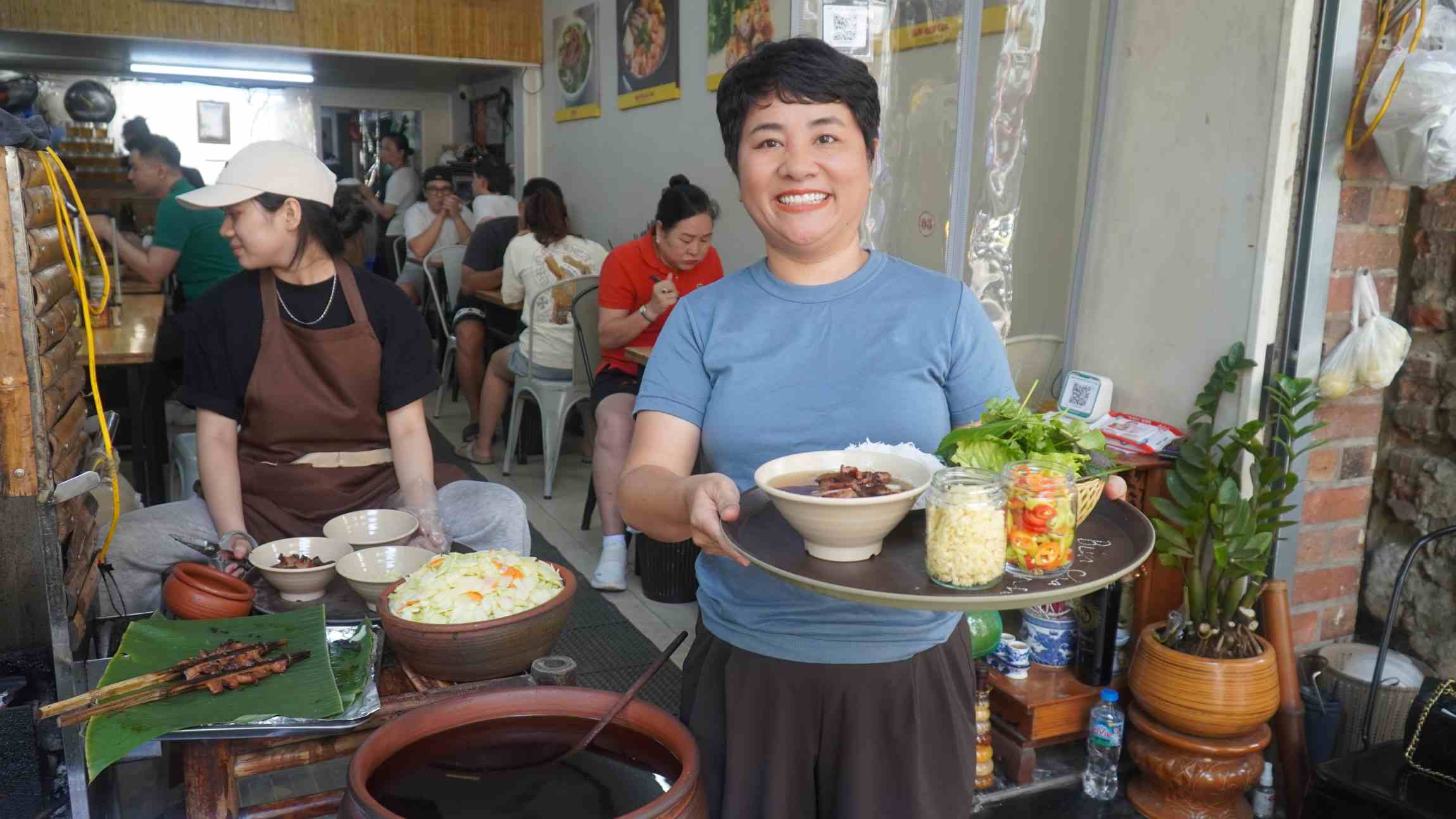 Với bà Ngọc Huyền, giữ hồn vị bún chả xưa là điều luôn được đặt lên hàng đầu. Ảnh: Minh Vũ