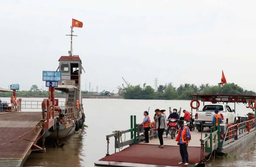 Ninh Bình: Giữ an toàn những chuyến phà mùa mưa bão - Ảnh 1.