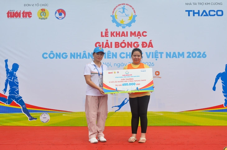 Đi xem bóng đá, cô sinh viên bất ngờ được nhận thưởng - Ảnh 1.
