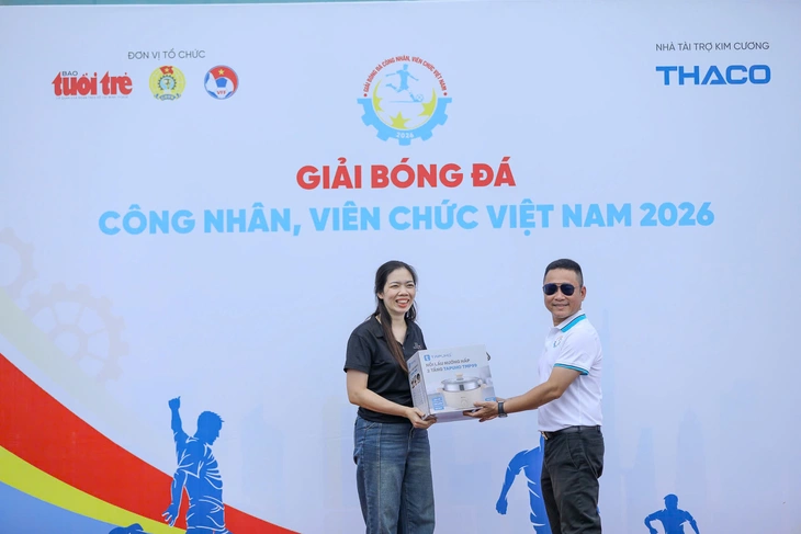 Đi xem bóng đá, cô sinh viên bất ngờ được nhận thưởng - Ảnh 2.