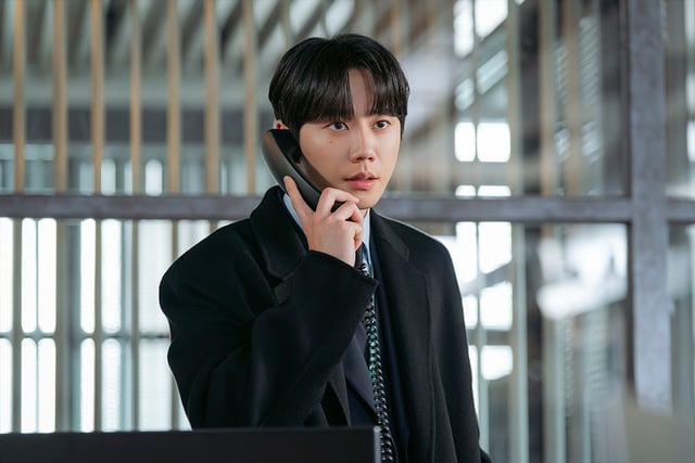Lee Jun Young: Từ idol bị chê đến diễn viên phim giờ vàng - Ảnh 1.